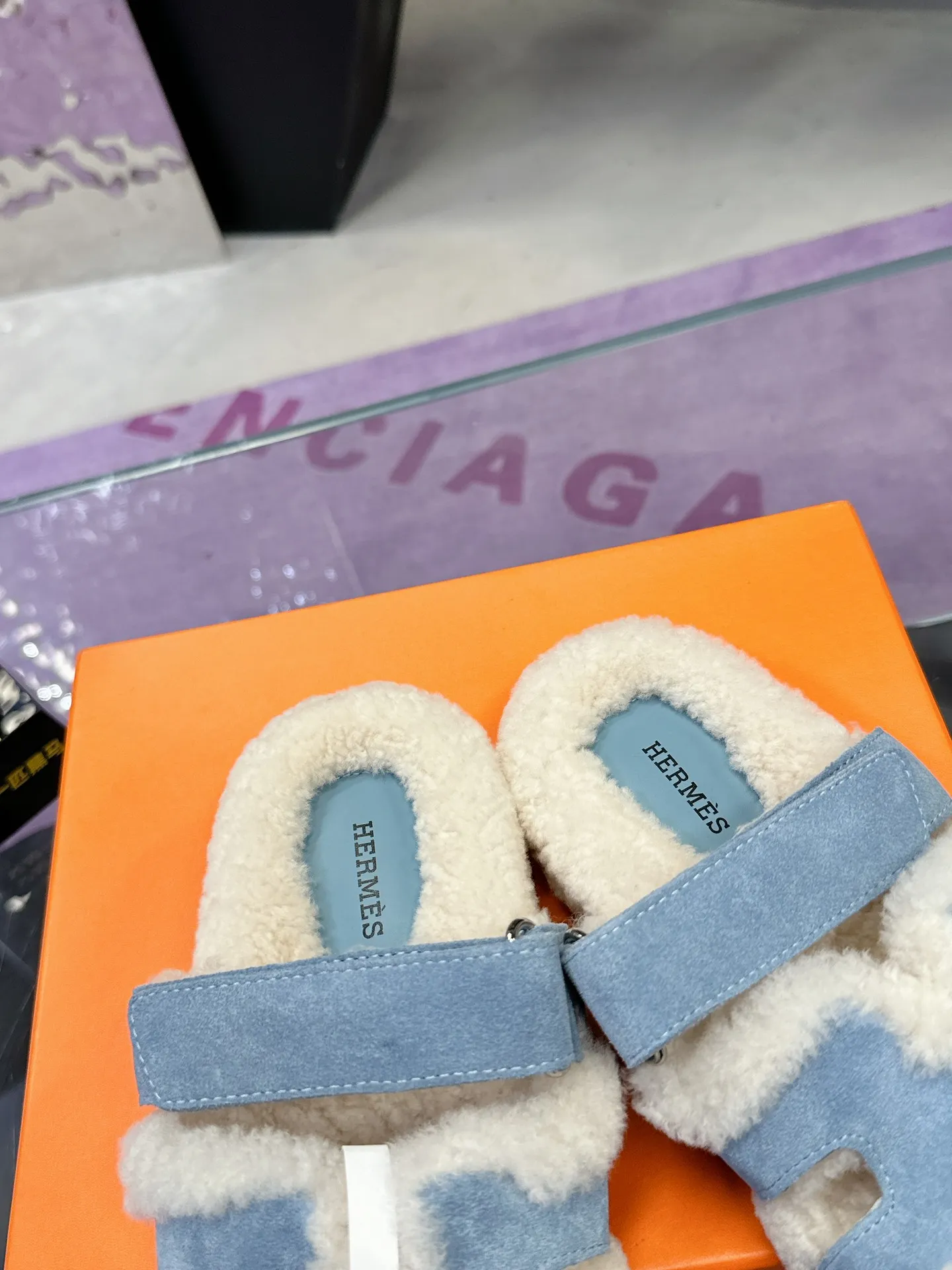 Factory price: 500💰 HERMES💗Ai Ma’s classic hot style second uncle🐑wool mop🆕 is coming. A must-have item for autumn and winter ✅ Versatile and fashionable at home and out on the street 🍀The colors are extremely colorful! Walking Tuscany! T men's shoes 💰R non-slip outsole super light ️ super comfortable on the feet without any binding feeling I can't stop drinking coffee ☕ my second uncle's slippers I can't take off Size number: 35-40 (41 made to order, non-refundable)